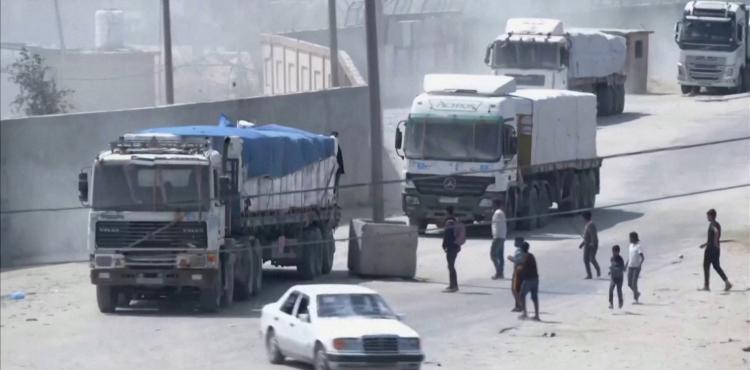 شاحنات المساعدات ... مساعدات اغاثية.jpg