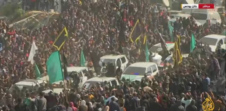 جماهير حاشدة في صفقة تبادل الأسيرات الإسرائيليات أمام منزل الشهيد يحيى السنوار في خانيونس