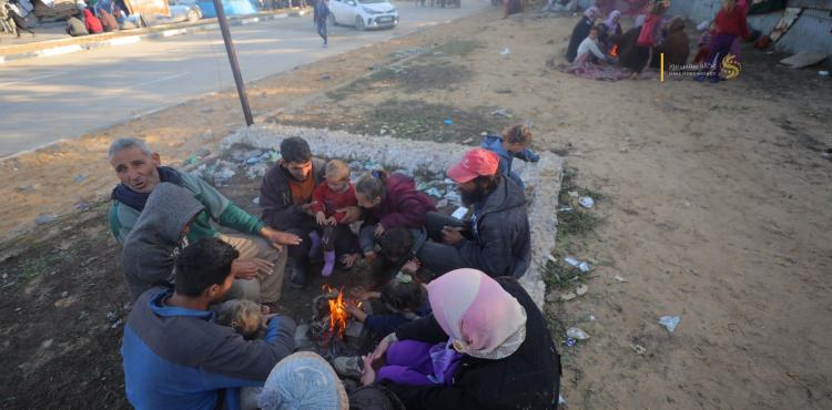 نازحون ينتظرون على حاجز نتساريم للعودة إلى شمال قطاع غزة (7).jfif