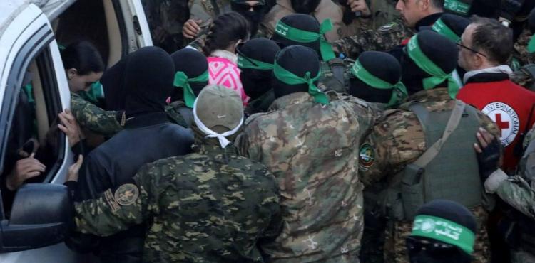 تسليم الأسيرات الإسرائيليات صفقة التبادل أسرى تبادل اسرى.jpg