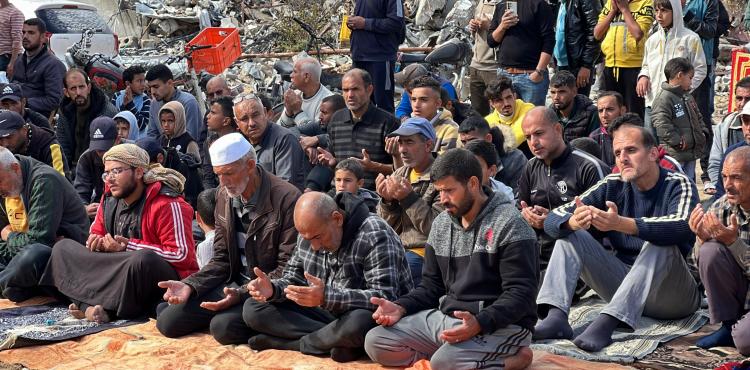مواطنون يؤدون صلاة الجمعة على انقاض أحد المساجد المدمرة شرق خان يونس 8.jpg