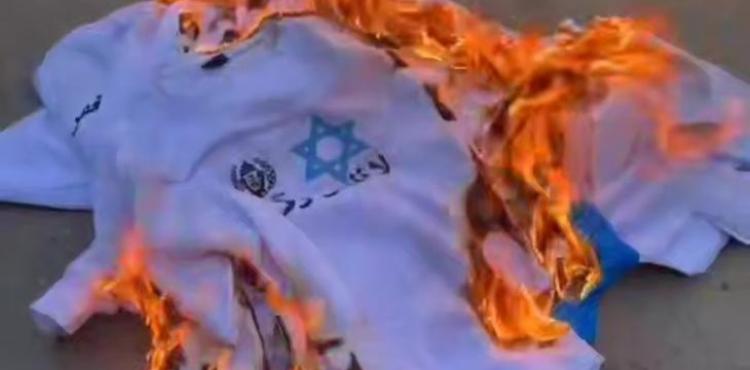 إحراق الأسرى لملابس أجبرهم الاحتلال على ارتدائها.jpg