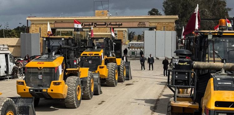 صور متداولة لجرافات على معبر رفح بانتظار دخولها غزة