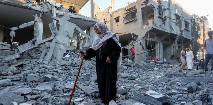 مسنة فلسطينية وسط ركام منزلها