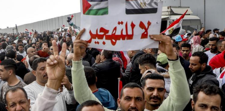 مصريون يتظاهرون أمام معبر رفح رفضا لخطة ترامب لتهجير الفلسطينيين