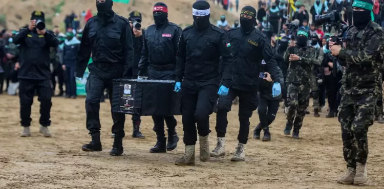 صفقة تبادل عائلة بيباس في توابيت قتلى  (1).webp