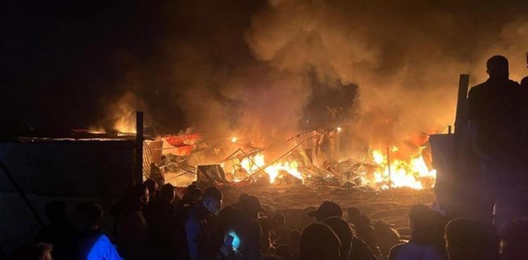 خيام نازحين تحترق في قطاع غزة بسبب حرب الإبادة