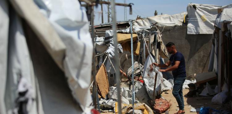 أثار الدمار الذي استهدف خيمة داخل مستشفى الأقصى.jfif