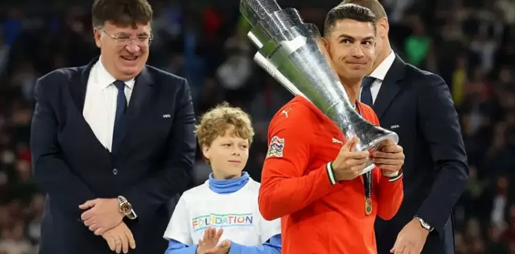 كريستيانو رونالدو يرفع كأس أمم أوروبا