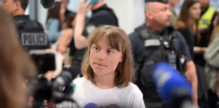 الناشطة السويدية غريتا ثونبرغ لدى وصولها باريس بعد ترحيلها من قبل السلطات الإسرائيلية