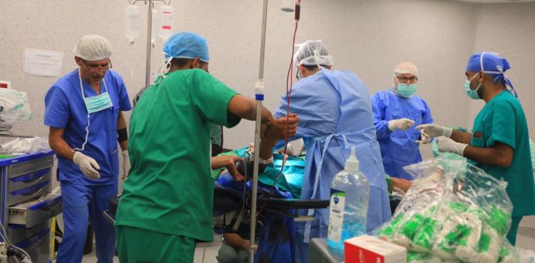 غرفة العمليات الجراحية أطباء مستشفيات.jpg