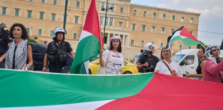 مظاهرة ضد الحرب على غزة خارج البرلمان اليوناني وسط أثينا الخميس الماضي (أسوشيتد برس).webp