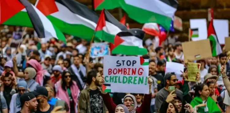 جماهير عالمية ترفع يافطات و اعلام فلسطينية