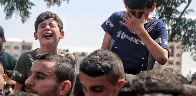 أطفال يبكون على والدهم الشهيد