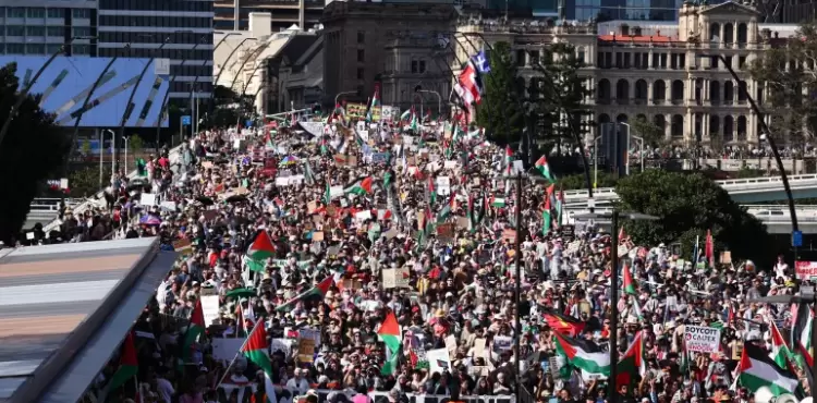 آلاف المتظاهرين خلال مسيرة مؤيدة للفلسطينيين في بريسبان الأسترالية