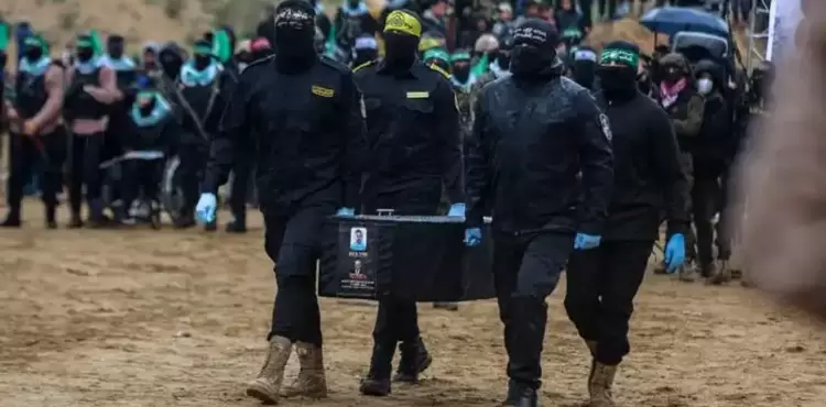 جثة أسير .. المقاومة تسلم جثمان أسير إسرائيلي.webp