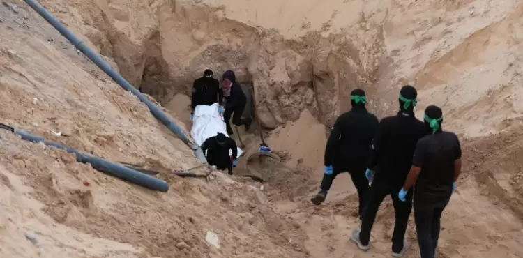 لحظة انتشال جثة أسير اسرائيلي من خانيونس الثلاثاء الماضي