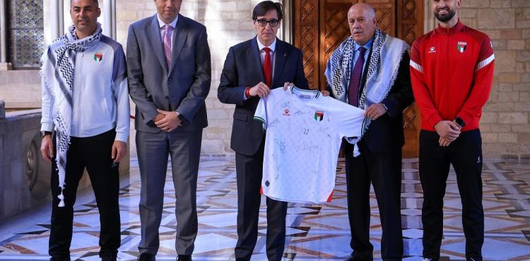 رئيس إقليم كتالونيا يستقبل وفدا من بعثة المنتخب الوطني برئاسة الفريق الرجوب