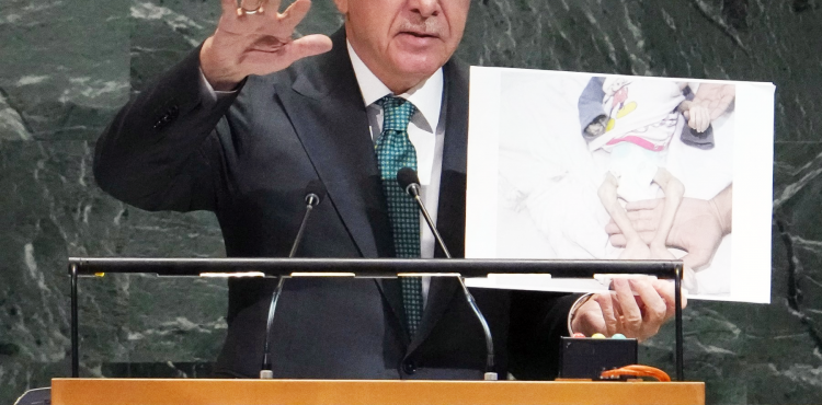 أردوغان يرفع صوراً من الإبادة التي يمارسها الاحتلال الإسرائيلي في قطاع غزة