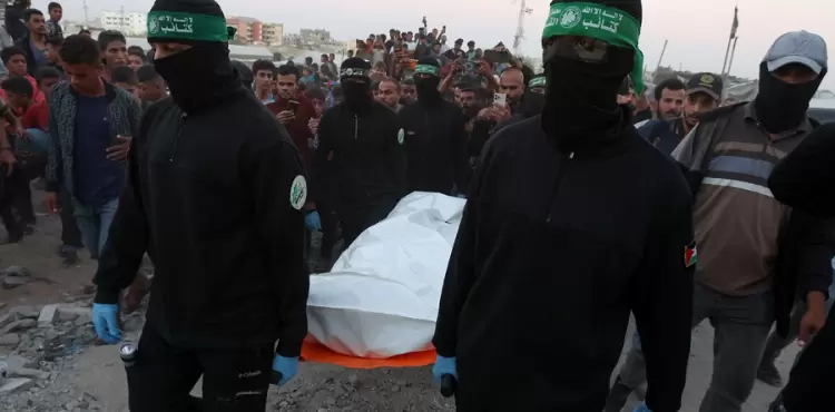 كتائب القسام تسلم جثة أحد محتجزي الاحتلال في قطاع غزة