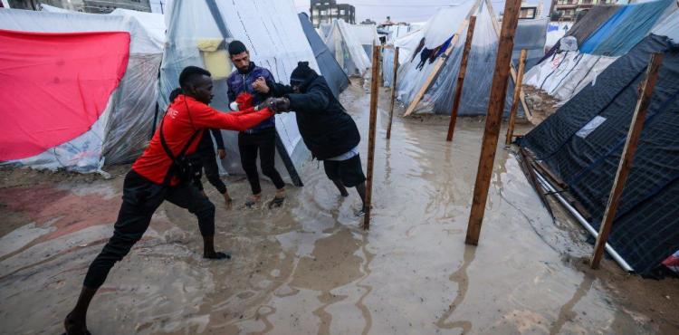 منخفض جوي .. الأمطار تغرق الخيام