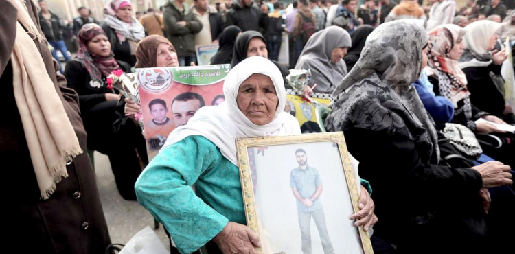 أهالي الأسرى الفلسطينيين في سجون الاحتلال