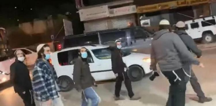 مستوطنون يغلقون الطريق الواصل بين تجمع خلة السدرة ومخماس.jpg