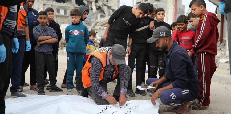 انتشال شهداء - الدفاع المدني ينتشل شهداء - الحرب على غزة (2).jpg