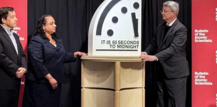 ساعة نهاية العالم.jpg