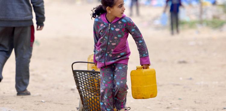 أطفال غزة .. نزوح تعبئة المياه