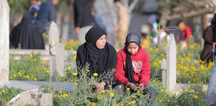 اهالي الشهداء يزورون قبور أبنائهم في أول أيام عيد الفطر 2.jpg