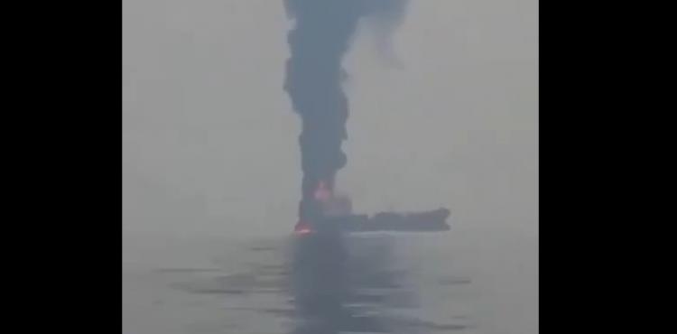 غرق ناقلة نفط في مضيق هرمز.jpg