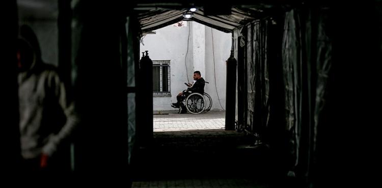 فلسطيني ينتظر دوره للسفر لتلقي العلاج اللازم