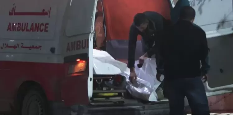نقل شهداء في غزة بسيارة الإسعاف.webp