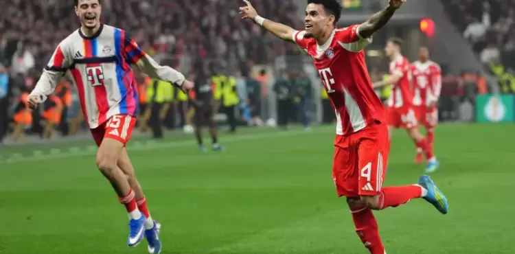 فرحة الكولومبي لويس دياز بتسجيله الهدف الثاني في ليفركوزن