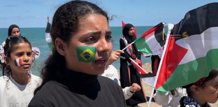 أطفال غزة يتضامنون مع معتقلي أسطول الصمود في غزة.jpg