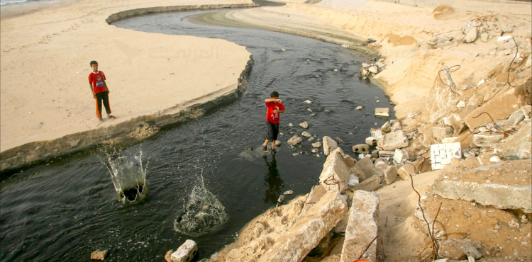 ضخ مياه الصرف الصحي تجاه البحر