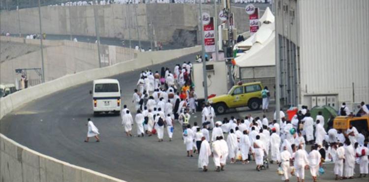  حجاج يتوجهون من مكة إلى منى مشيا على الأقدام في موسم حج سابق  