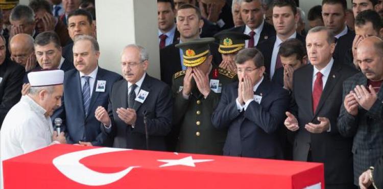 أردوغان وأوغلو يشاركان في تشييع جنازة الجنود  