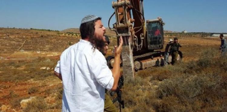 مستوطنون يجرفون أراضي زراعية بنابلس