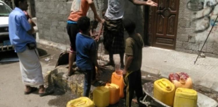 جانب من أزمة المياه بعدن