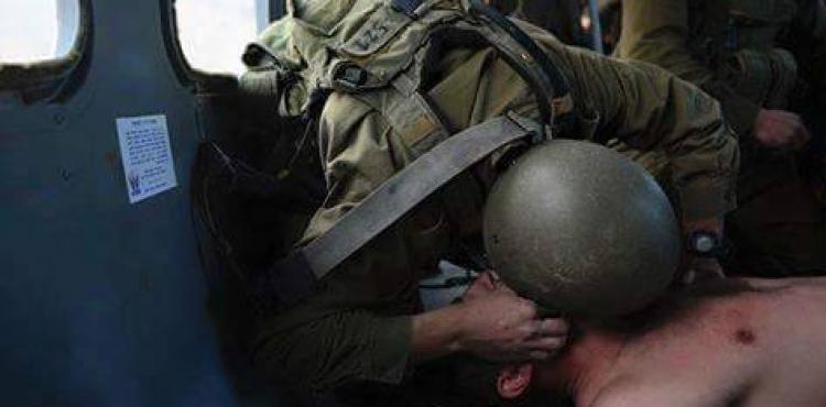 صورة أحد الجنود أثناء تقديم الاسعافات الاولية له