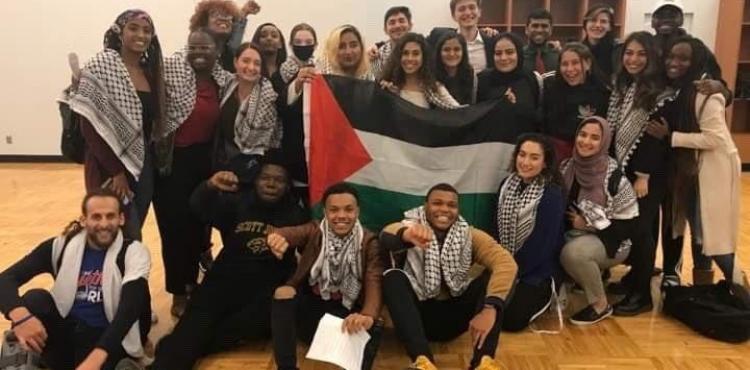 طلاب أمريكيين يطالبون بسحب الاستثمارات من إسرائيل.jpg