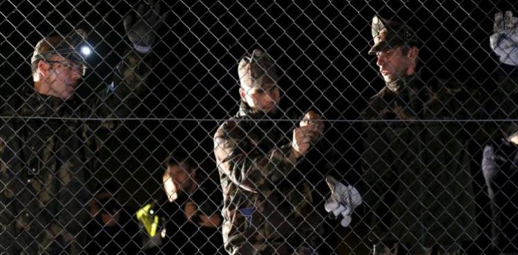 جنود مجريون يغلقون الحدود