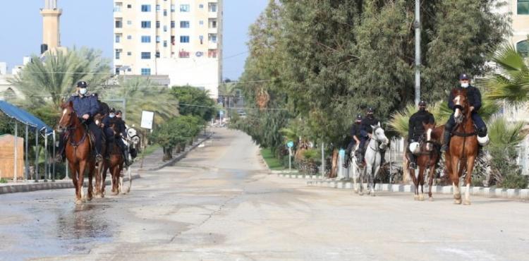 الإغلاق الشامل غزة شرطة خيل خيالة.jpg