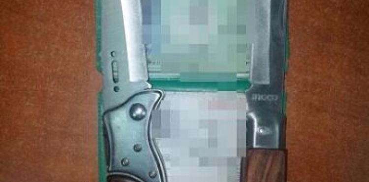 صورة عرضها جيش الاحتلال للسكاكين التي عثر عليها