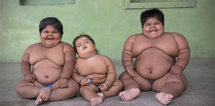 والدتهم لا تتوقف عن طهي الطعام لهم 