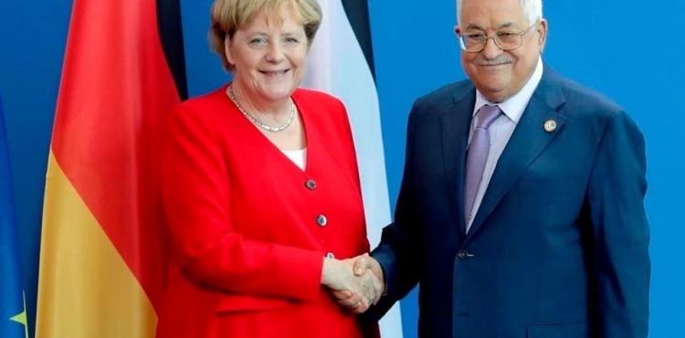 محمود عباس وانجلا ميركل 