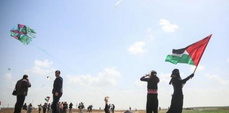 ثائرون يطلقون بالونات حارقة تجاه الاحتلال