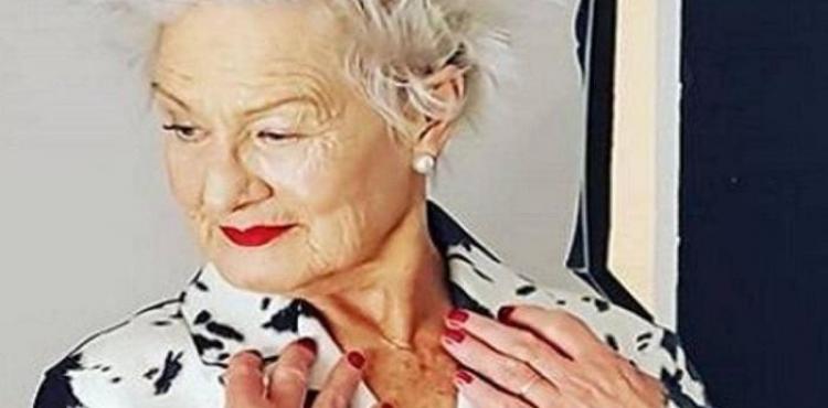 ثمانينية تعمل عارضة أزياء